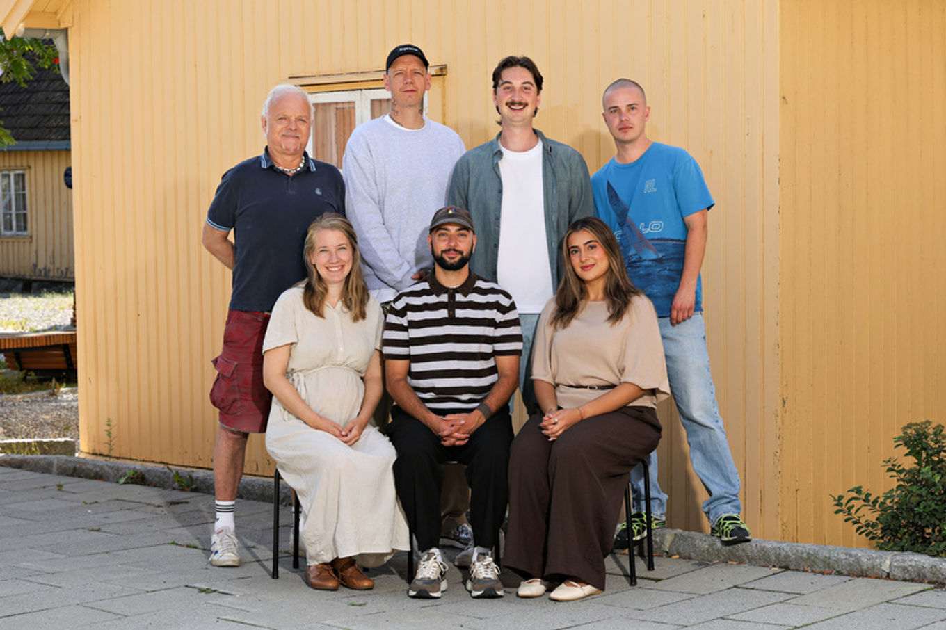 en gruppe mennesker som poserer for et bilde