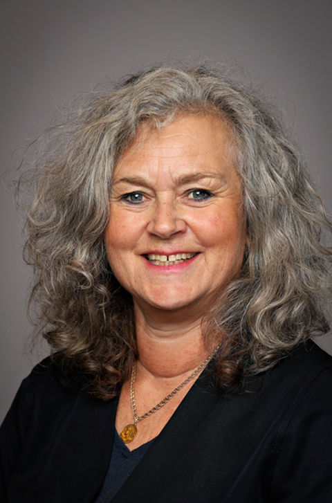 Et nærbilde av en person som smiler