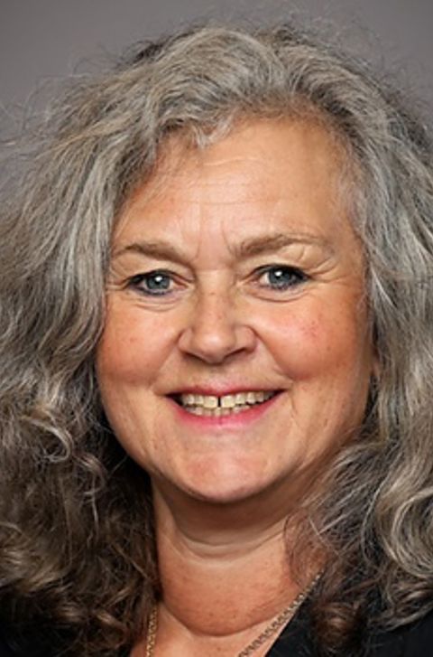 Et nærbilde av en person som smiler