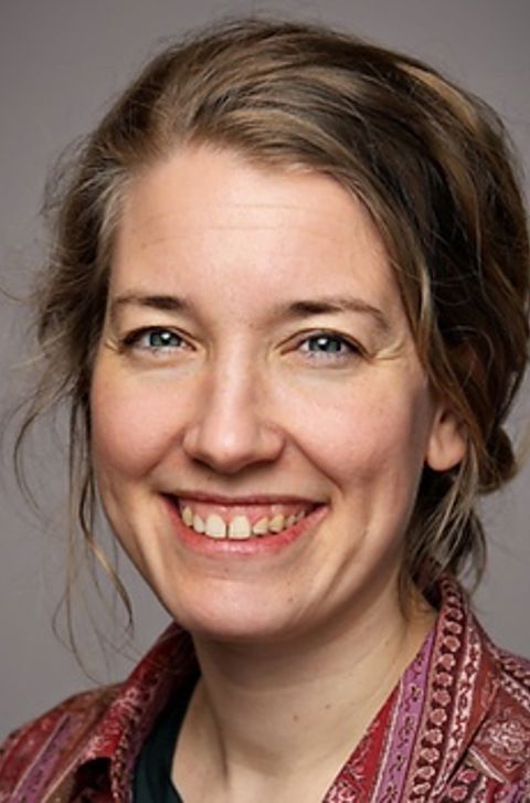 Et nærbilde av en person som smiler