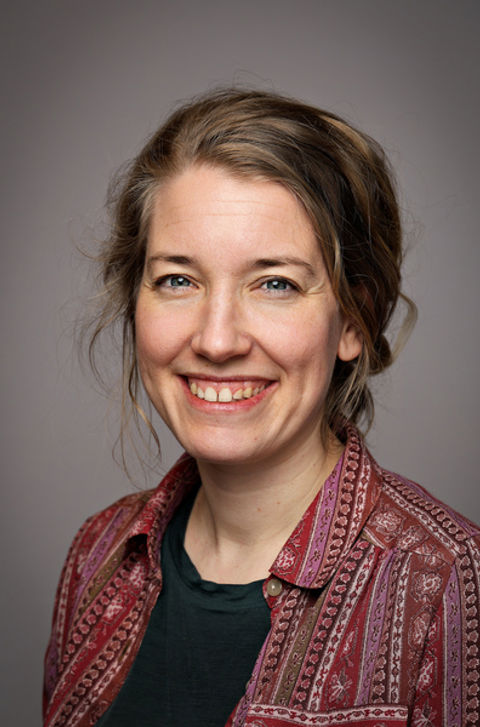 Et nærbilde av en person som smiler