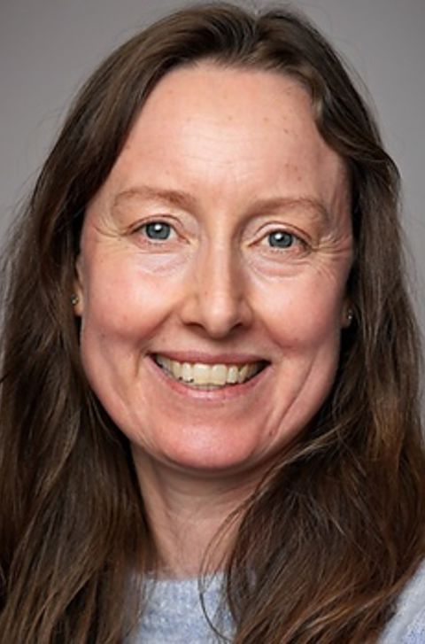 Et nærbilde av en person som smiler