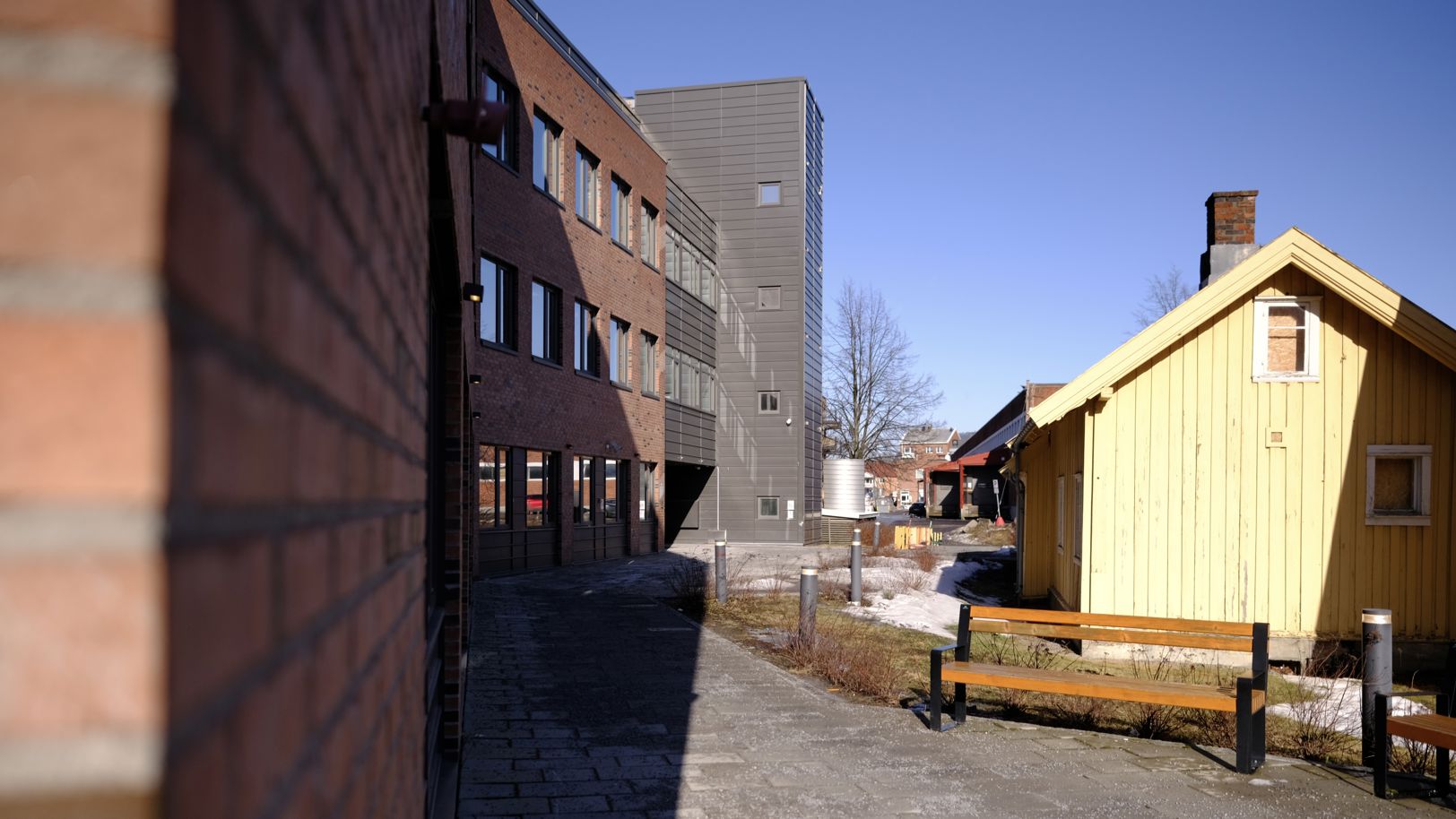 en murbygning med en benk foran en murbygning med en benk foran